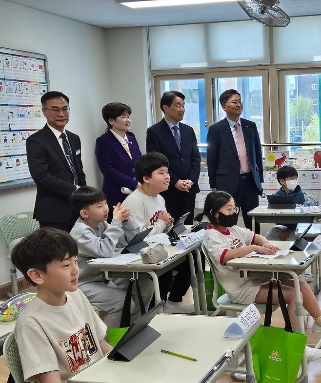 오른쪽부터 정제영 한국교육학술정보원 원장, 이주호 부총리 겸 교육부 장관, 강은희 대구시교육감