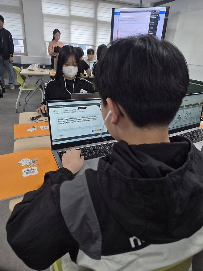 덕화중 1학년 학생들이 AI 디지털교과서로 영어 수업을 하고 있다.&nbsp;