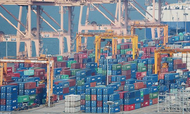 지난 10일 경기 평택시 포승읍 평택항 수출 야적장에 컨테이너들이 쌓여있다. 뉴스1