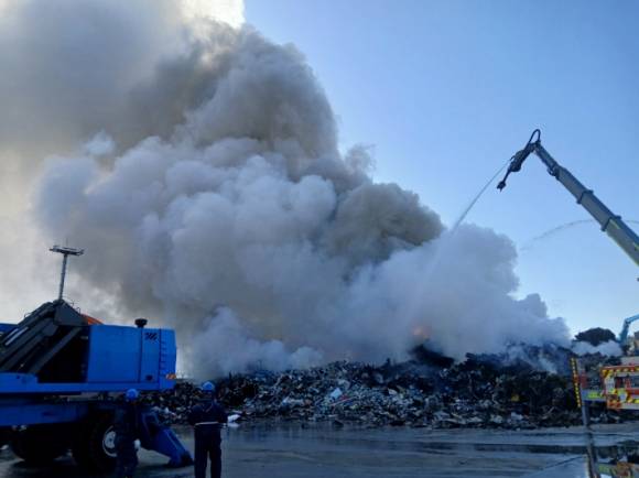 부산 YK스틸 야적장 화재 (부산소방본부 제공)