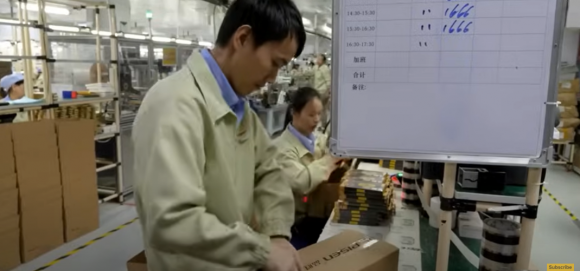 중국 정저우 폰스콘 아이폰 생산 공장의 내부 모습. 유튜브 캡처