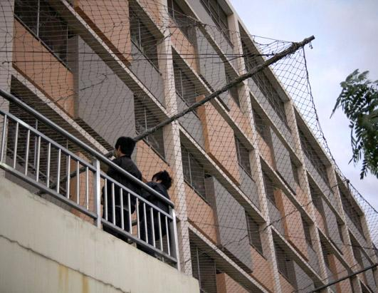 중국 폭스콘 공장에서 가혹한 근로조건에 지친 노동자들의 추락 자살을 막기 위해 안전그물망을 설치한 모습. 폭스콘 홈페이지 캡처