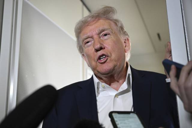 도널드 트럼프 미국 대통령이 11일(현지 시간) 미국 플로리다주 웨스트팜비치 지역 공하에서 비행기에 탑승하는 길에 기자들의 질문에 답하고 있다. AP연합뉴스