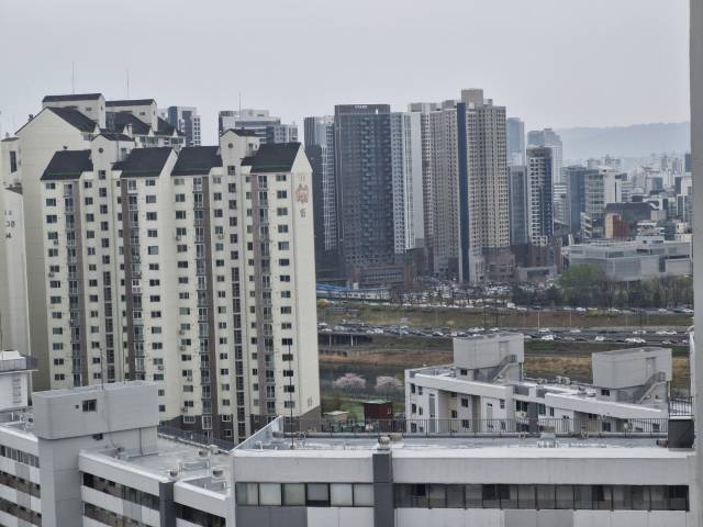 아파트 복도에서 바라본 풍경. 박형윤 기자