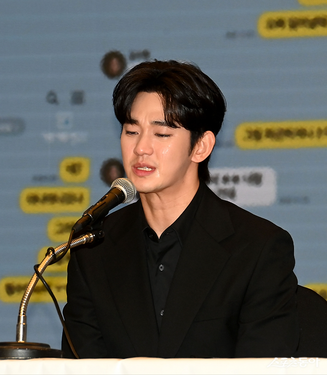 최근 국회로 회부된 미성년자 의제 강간연령  상향 및 처벌 강화 법안 청원이 ‘김수현 방지법’이란 별칭으로 통용되고 있는 점과 관련, 그의 글로벌 팬덤이 ‘청원법 위반’을 주장하고 나서 눈길을 끈다. 스포츠동아DB