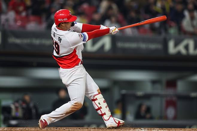 ▲ 만약 위즈덤이 외야수를 볼 수 있다면 KIA는 김도영, 변우혁, 위즈덤, 최형우를 모두 라인업에 넣을 수 있다. ⓒKIA타이거즈