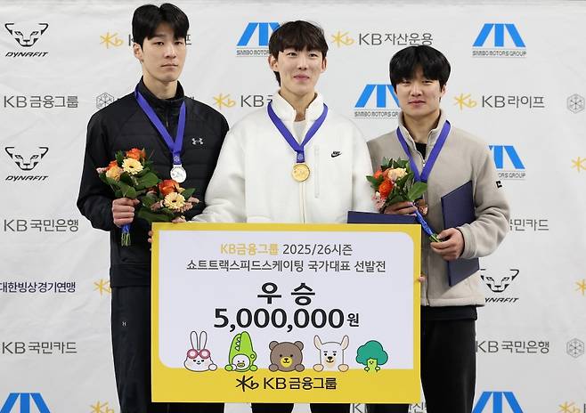 시상대에 오른 선수들이 기념 촬영을 하고 있다. 왼쪽부터 황대헌, 임종언, 이정민. ⓒ연합뉴스