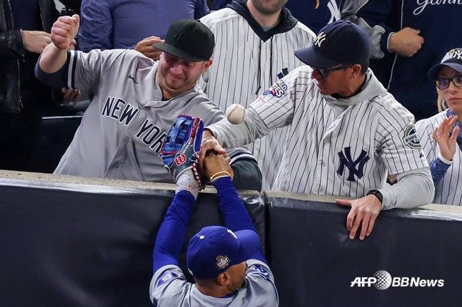 LA 다저스 무키 베츠가 2024 MLB 월드시리즈 4차전에서 1회 말 수비 도중 관중들에게 방해를 받고 있다. /AFPBBNews=뉴스1
