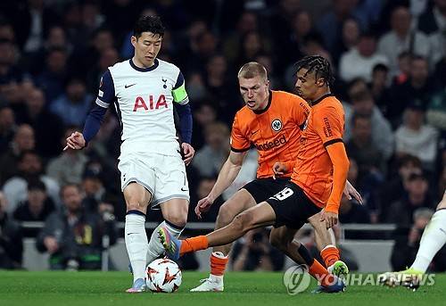 토트넘 홋스퍼 1군 팀만 긴 무관이 이어지고 있다. 아카데미 팀들은 같은 주말에 트로피를 2개나 들어올렸다. 연합뉴스