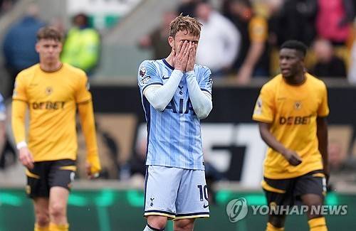 토트넘 홋스퍼는 13일(한국시간) 영국 울버햄튼에 위치한 몰리뉴 스타디움에서 열린 울버햄튼 원더러스와의 2024-25시즌 프리미어리그 32라운드 원정 경기에서 2-4로 패했다. 이날 토트넘 주장 손흥민은 발 부상으로 인해 명단 제외를 당했고 울버햄튼 공격수 황희찬은 후반 38분 교체 투입돼 약 7분간 뛰었다. 이날 패배로 토트넘은 프리미어리그 15위를 유지했을 뿐만 아니라 16위 울버햄튼의 추격을 허용했다. 연합뉴스