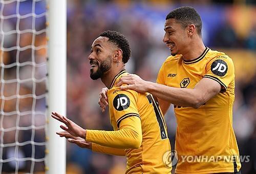 토트넘 홋스퍼는 13일(한국시간) 영국 울버햄튼에 위치한 몰리뉴 스타디움에서 열린 울버햄튼 원더러스와의 2024-25시즌 프리미어리그 32라운드 원정 경기에서 2-4로 패했다. 이날 토트넘 주장 손흥민은 발 부상으로 인해 명단 제외를 당했고 울버햄튼 공격수 황희찬은 후반 38분 교체 투입돼 약 7분간 뛰었다. 이날 패배로 토트넘은 프리미어리그 15위를 유지했을 뿐만 아니라 16위 울버햄튼의 추격을 허용했다. 연합뉴스