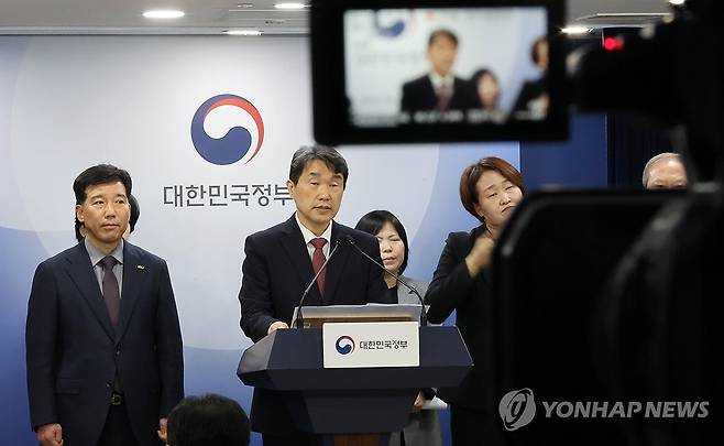 의대교육 정상화 브리핑 하는 이주호 부총리 (서울=연합뉴스) 최재구 기자 = 이주호 부총리 겸 교육부 장관이 의과대학 선진화를 위한 총장협의회 회장단 양오봉 전북대 총장, 이해우 동아대 총장, 한국의과대학의학전문대학원협회 이종태 이사장 등과 7일 서울 종로구 정부서울청사에서 학생 복귀 및 의대교육 정상화 브리핑을 하고 있다. 2025.3.7 jjaeck9@yna.co.kr