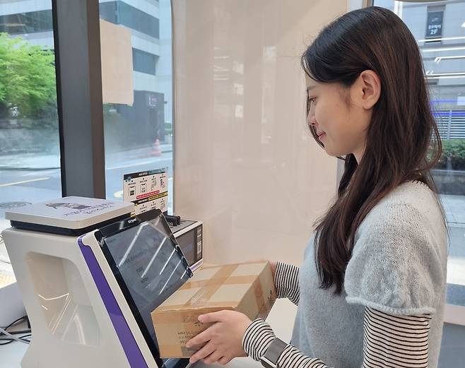 CU 내일보장택배를 이용하는 모습 /사진=BGF리테일