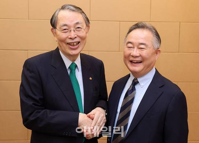 송상현 전 국제형사재판소장(왼쪽)와 예종석 한양대 명예교수가 손을 잡과 활짝 웃고 있다.(사진=방인권 기자)