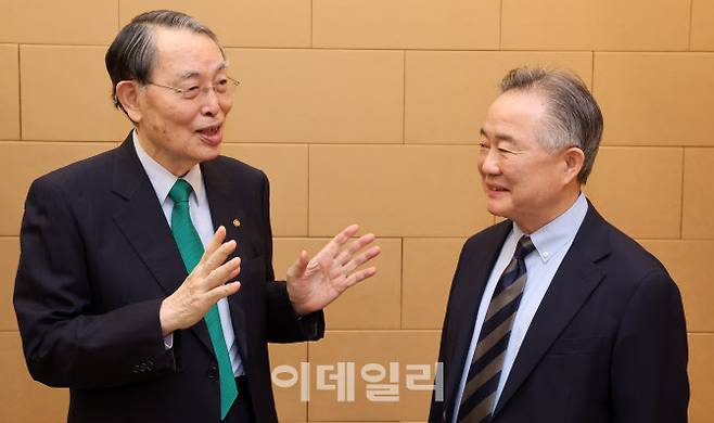 송상현 전 국제형사재판소장(왼쪽)이 예종석 한양대 명예교수에게 아랍의 봄 일화를 설명하고 있다.(사진=방인권 기자)