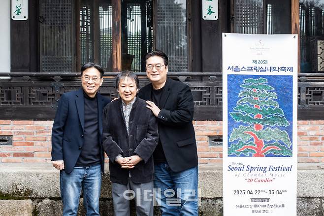 제20회 서울스프링실내악축제 기자회견에 참석한 김영호(왼쪽부터) 피아니스트, 강동석 예술감독, 김상진 비올리스트가 14일 서울 종로구 윤보선 고택 앞에서 포즈를 취하고 있다. (사진=서울스프링실내악축제)