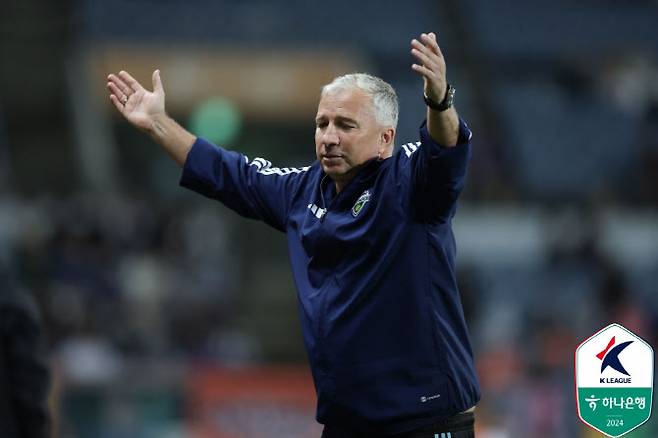 지난해 전북을 이끌었던 단 페트레스쿠 감독. 사진=한국프로축구연맹