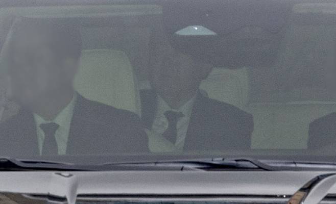 내란 우두머리 혐의를 받는 윤석열 전 대통령이 14일 형사 첫 정식재판이 열리는 서울 서초구 서울중앙지방법원에 들어서고 있다.(사진=연합뉴스)