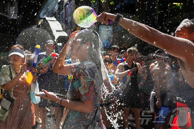 13일(현지시간) 태국 방콕에서 시민들 및 관광객들이 물놀이를 하며 송크란 축제를 즐기고 있다. ⓒ 로이터=뉴스1