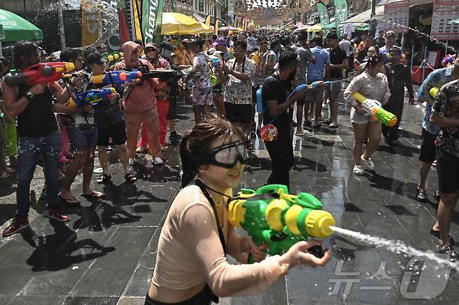 13일(현지시간) 태국 방콕에서 시민들 및 관광객들이 물놀이를 하며 송크란 축제를 즐기고 있다. ⓒ AFP=뉴스1