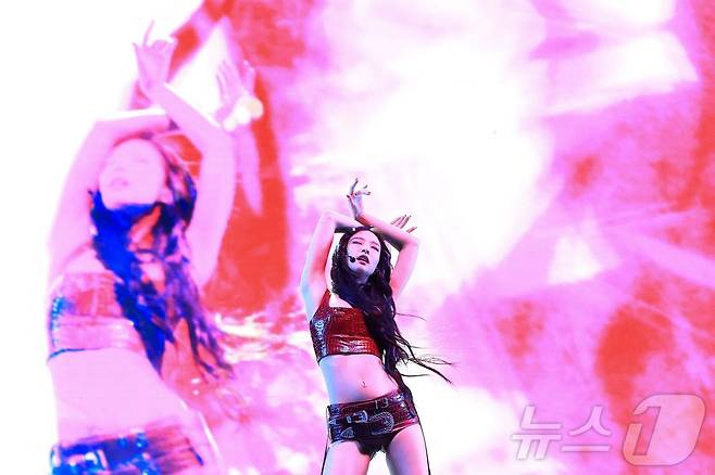 그룹 블랙핑크 제니가 13일(현지시간) 미국 캘리포니아 인디오 엠파이어 폴로 클럽에서 열린 ‘코첼라 밸리 뮤직 앤드 아츠 페스티벌’에서 공연을 펼치고 있다.  ⓒ AFP=뉴스1