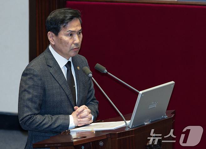 김선호 국방부 장관 직무대행이 14일 오후 서울 여의도 국회에서 열린 제424회 국회(임시회) 제2차 본회의에서 김병주 더불어민주당 의원의 정치·외교·통일·안보에 관한 질문에 답변하고 있다. 2025.4.14/뉴스1 ⓒ News1 이재명 기자