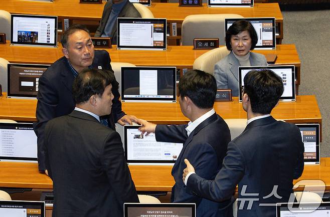 권영진 국민의힘 의원과 김원이 더불어민주당 의원이 14일 오후 서울 여의도 국회에서 열린 제424회 국회(임시회) 제2차 본회의에서 언쟁을 벌이고 있다. 2025.4.14/뉴스1 ⓒ News1 이재명 기자