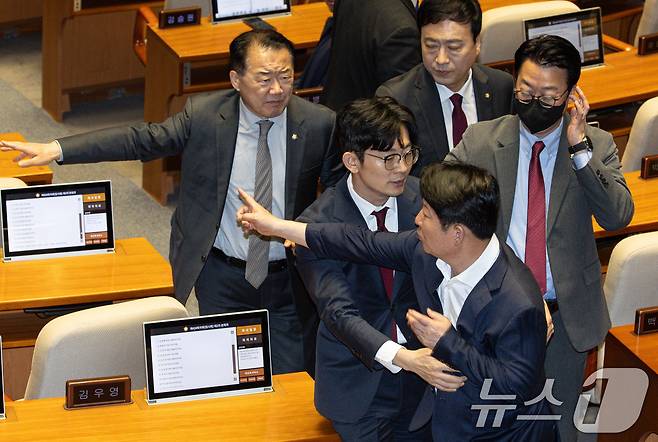 권영진 국민의힘 의원이 14일 오후 서울 여의도 국회에서 열린 제424회 국회(임시회) 제2차 본회의에서 김원이 더불어민주당 의원과 언쟁을 벌이자 동료의원들이 말리고 있다. 2025.4.14/뉴스1 ⓒ News1 이재명 기자