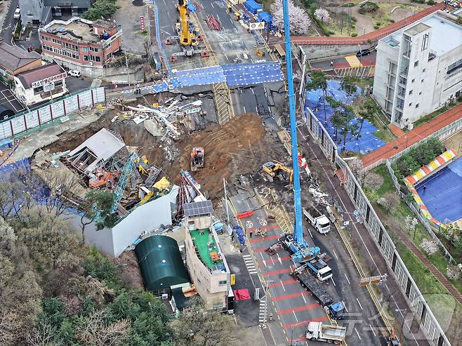 14일 경기 광명시 일직동 신안산선 복선전철 5-2공구 붕괴 현장에서 소방관 등 관계자들이 실종자 수색 작업을 이어가고 있다. 2025.4.14/뉴스1 ⓒ News1 김도우 기자