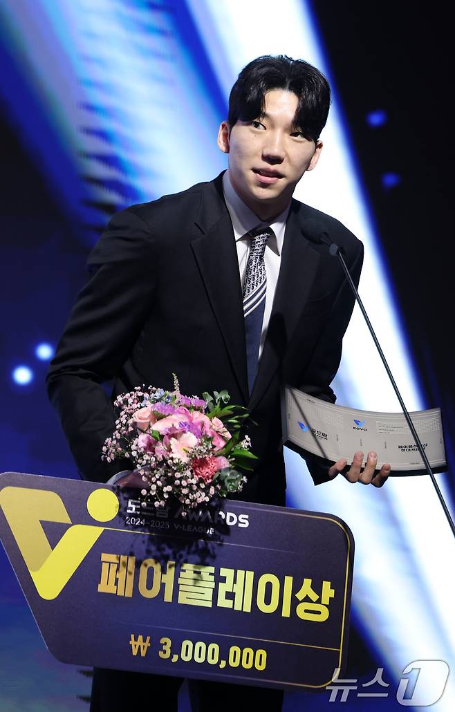 14일 오후 서울 서대문구 그랜드 스위스 호텔에서 열린 프로배구 '2024-2025 도드람 V리그' 시상식에서 현대캐피탈 허수봉이 페어플레이상을 대표 수상한 뒤 소감을 밝히고 있다. 2025.4.14/뉴스1 ⓒ News1 이승배 기자