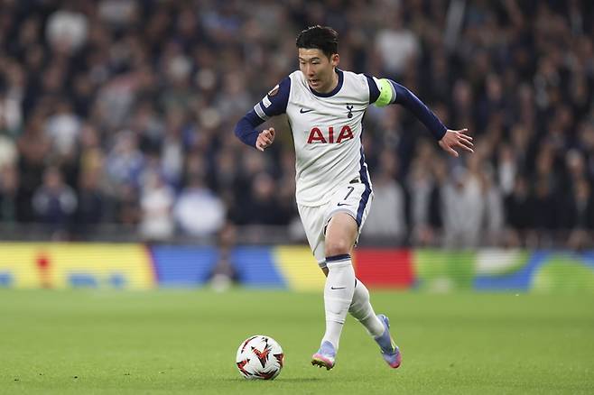 손흥민이 프랑크푸르트전에서 드리블을 시도하고 있다. 사진 |  런던=EPA연합뉴스