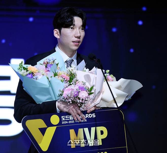 남자부 정규리그 MVP 현대캐피탈 허수봉이 14일 서울 서대문구 스위스 그랜드 호텔에서 열린 2024~2025 V-리그 시상식에서 소감을 밝히고 있다.  2025. 4. 14. 최승섭기자 thunder@sportsseoul.com