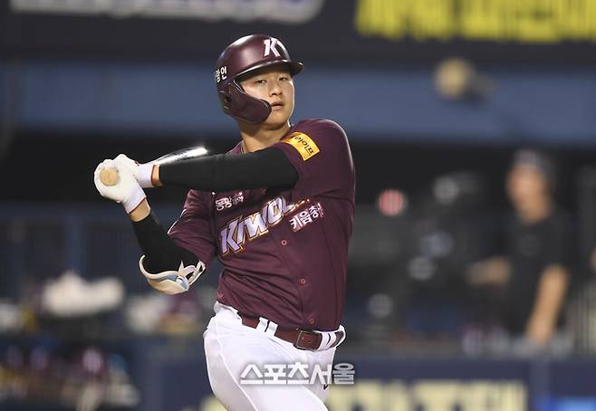 키움 박주홍이 11일 잠실구장에서 열린 2024 KBO리그 LG와 경기 4회초 파울을 치고 있다. 잠실 | 최승섭기자 thunder@sportsseoul.com
