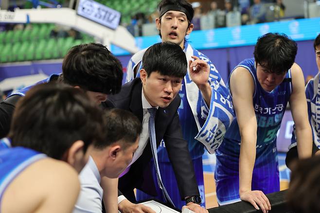 강혁 감독이 선수들에게 작전 지시하고 있다. 사진 | KBL