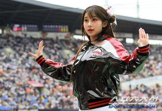 유광점퍼 입고 잠실구장 무대에 오른 치어리더 이주은.