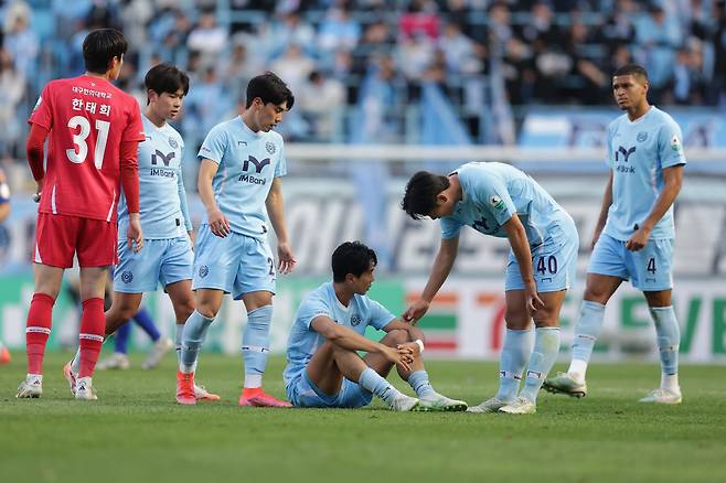 대구iM뱅크파크/ K리그1/ 대구FC vs 울산HDFC/ 대구 박재현, 김진혁/ 경기 종료/ 패배/ 아쉬움/ 사진 김정수