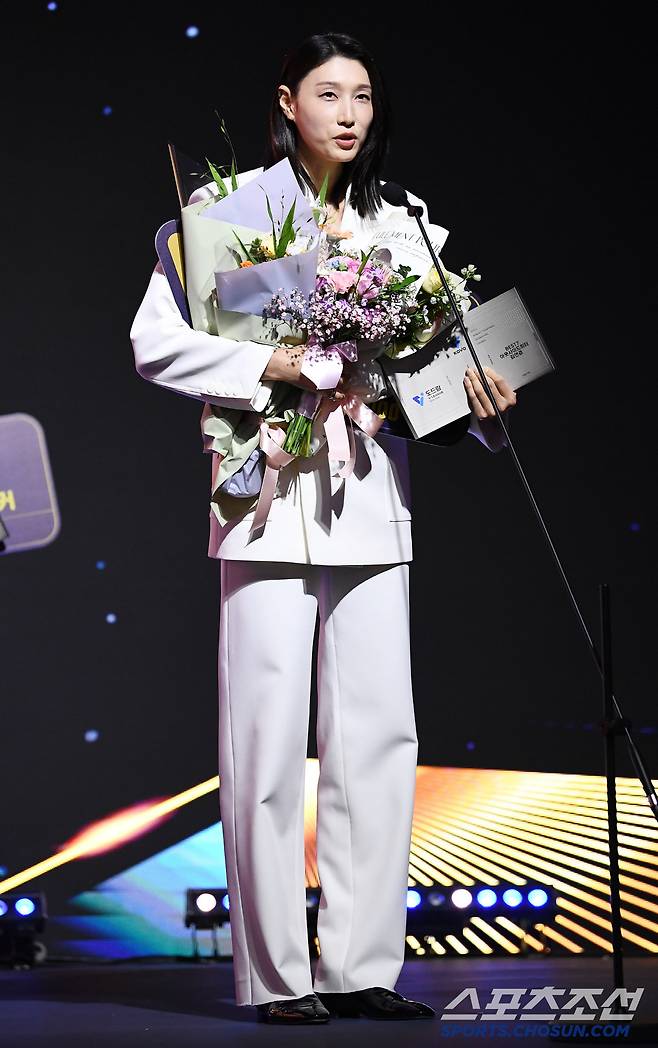 도드람 2024~2025 V리그 시상식이 14일 오후 서울 홍은동 그랜드힐튼호텔에서 열렸다. 여자부 베스트7에 뽑힌 김연경이 수상 소감을 말하고  있다. 정재근 기자 cjg@sportschosun.com/2025.4.14/