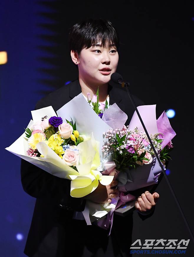 도드람 2024~2025 V리그 시상식이 14일 오후 서울 홍은동 스위스 그랜드호텔에서 열렸다. 여자부 영플레이어상을 수상한 도로공사 김다은이 수상 소감을 말하고  있다. 정재근 기자 cjg@sportschosun.com/2025.4.14/