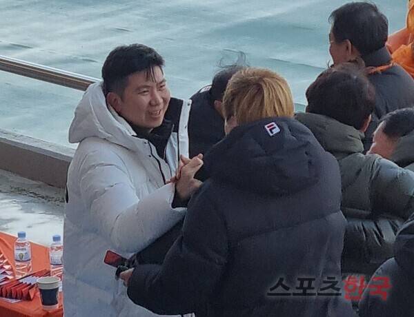 강원FC 승리 후 기쁨을 나누는 유승민 대한체육회장(왼쪽)과 김병지 강원FC 대표. ⓒ스포츠한국 김성수 기자