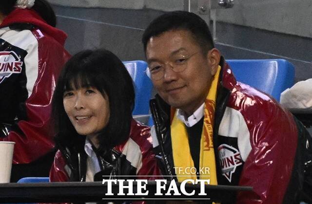 구연경 LG복지재단 대표(왼쪽)와 윤관 블루런벤처스 대표가 지난달 27일 서울 송파구 잠실야구장에서 열린 2025 KBO리그 LG트윈스와 한화이글스의 경기를 관람하고 있다. 두 사람은 오는 15일 자본시장법 위반 혐의 첫 재판을 앞두고 있다. /박헌우 기자