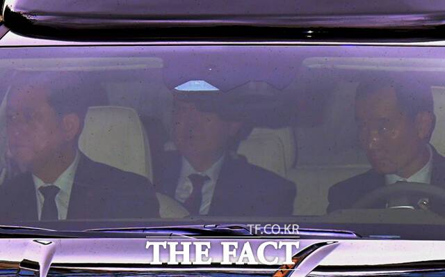 내란 우두머리 혐의로 기소돼 첫 정식 형사재판을 앞둔 윤석열 전 대통령이 14일 윤 전 대통령이 서울 서초구 서울중앙지방법원에 들어서고 있다./이새롬 기자