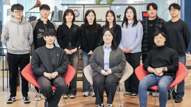 UNIST 인공지문 연구팀. 아래 왼쪽부터 박해찬 연구원, 이주영 연구원, 심교승 교수.(사진=UNIST)
