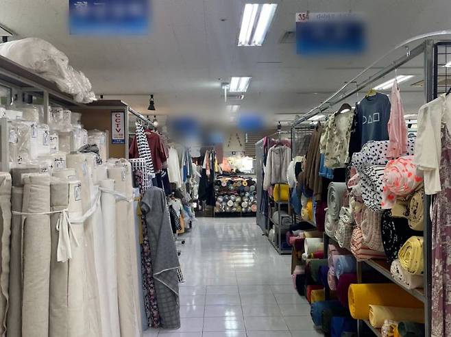 대구는 섬유 도시로 유명하다. 하지만 지난 11일 방문한 원단 상가는 손님이 없어 한산했다. 장보경 기자