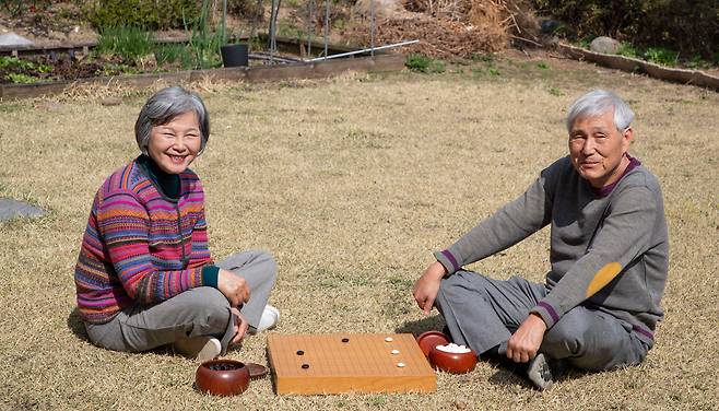 서울 평창동 자택 잔디밭에서 국수 조훈현과 아내 정미화씨가 바둑판을 두고 마주앉았다. 조훈현 9단은 "내 인생 전체 판을 지배한 아내는 고수 중에 최고수"라고 했다. /이태경기자