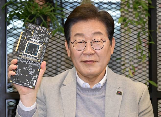 이재명 더불어민주당 대선 예비후보가 14일 서울 강남구에 있는 AI 반도체 설계 스타트업 퓨리오사AI를 방문해 NPU칩을 들어 보이고 있다. /뉴스1