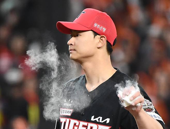 지난달 28일 대전 한화생명볼파크에서 열린 KIA-한화전. 7회말 2사 1·2루에 등판한 곽도규가 투구를 준비하고 있다. /정재근 스포츠조선 기자