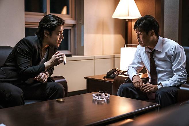 영화 '야당' 스틸 컷. 야당 역할을 맡은 배우 강하늘과 검사 역할을 맡은 배우 유해진이 대화하고 있다. /뉴스1