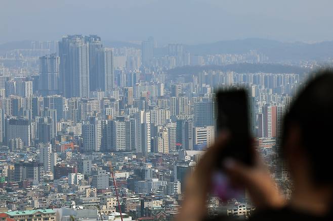 서울 남산에서 바라본 아파트 단지 모습. /뉴스1