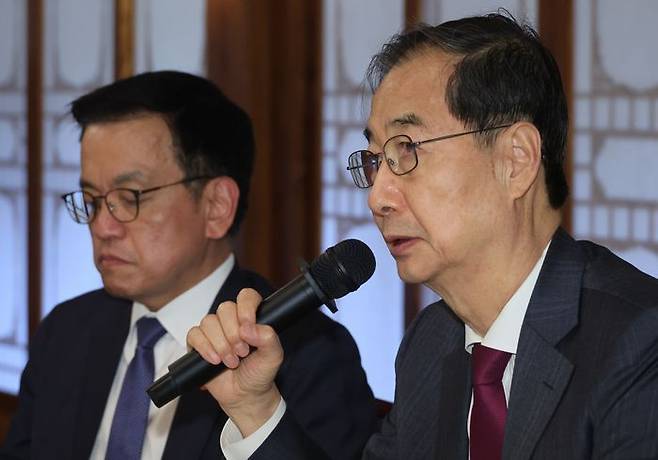 한덕수 대통령 권한대행 국무총리가 14일 서울 공관에서 경제안보전략 TF 회의를 하고 있다. 왼쪽은 최상목 부총리 겸 기획재정부 장관 ⓒ연합뉴스
