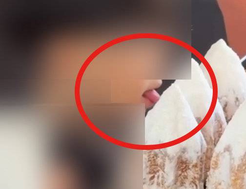 서울의 한 유명빵집에 진열된 빵을 맛보는 남자아이. 인스타그램, 쓰레드 캡처